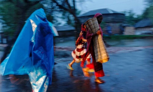 Cyclone hits Bangladesh as nearly a million flee inland for shelter Cyclone hits Bangladesh as nearly a million flee inland for shelter