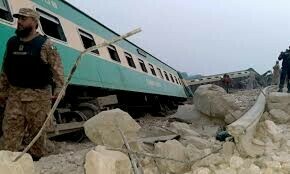 Karachi-bound Millat Express locomotive derails near Sammasatta Karachi-bound Millat Express locomotive derails near Sammasatta