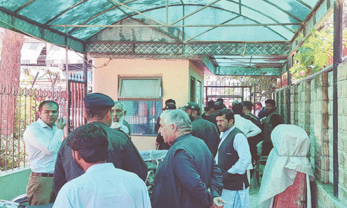 Police, officials lock Quetta Press Club to stop Baloch Yakjehti Committee seminar