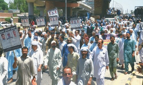 Hundreds of govt employees protest &lsquo;paltry&rsquo; pay raise in Peshawar