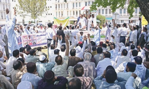 Federal employees rally for 200pc increase in pay, pension