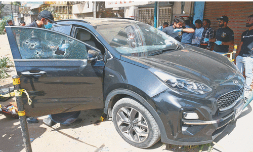 Two brothers gunned down, as many hurt in &lsquo;revenge attack&rsquo; in Karachi