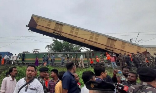 India to probe railway collision that killed 9, injured dozens India to probe railway collision that killed 9, injured dozens