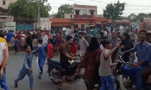 People in Karachi take to streets in several areas against &lsquo;up to 16 hours&rsquo; of outages, water crisis