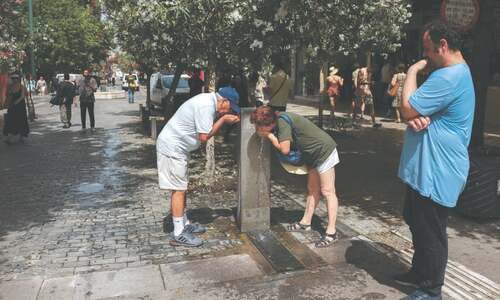 Greece closes ancient tourist sites as heatwave persists