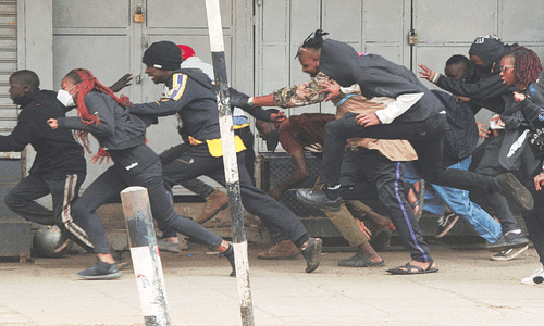 Kenyan police fire on protesters after fresh clashes