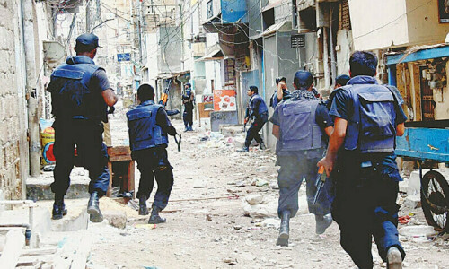 Two policemen killed as dacoits attack check-post in Kandhkot