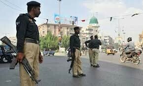 Karachi woman killed, daughter wounded in &lsquo;crossfire&rsquo; between police, fleeing suspects