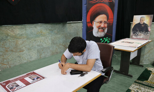 Iranians vote in run-off presidential race amid widespread apathy