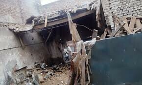 Girl buried alive as roof collapses Girl buried alive as roof collapses