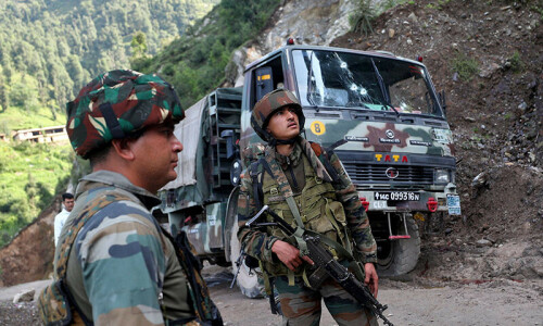 Indian army hunts for gunmen after 5 soldiers killed in occupied Kashmir