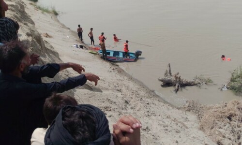 4 teenagers rescued, 6 missing as boat capsizes in Punjab’s Khushab: PDMA 4 teenagers rescued, 6 missing as boat capsizes in Punjab’s Khushab: PDMA
