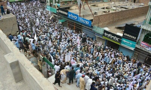 Bannu residents continue sit-in, vow opposition to military operation Bannu residents continue sit-in, vow opposition to military operation