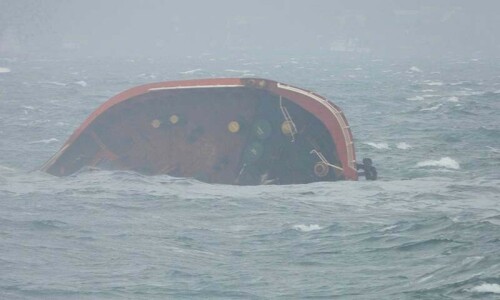 Oil leaking from sunken tanker in Manila Bay