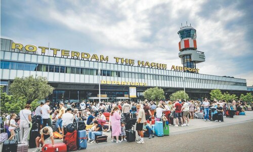 Tech outage disrupts global flights, communications