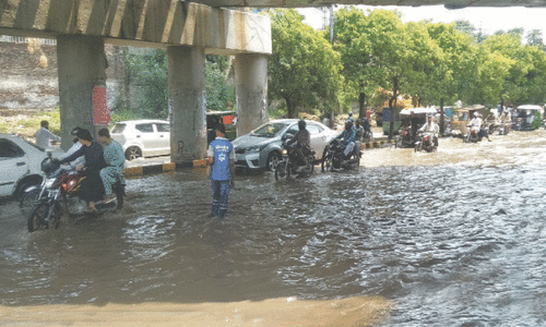 Rain disrupts routine life in Lahore Rain disrupts routine life in Lahore