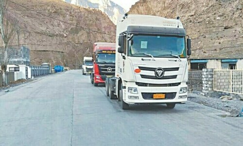 Govt begins talks with protesting GB traders Govt begins talks with protesting GB traders