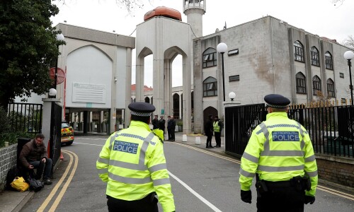 Muslim guard rescues girl from knife attacker in London