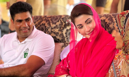 Punjab CM Maryam visits Arshad Nadeem, hands him Rs100m reward for Olympic win