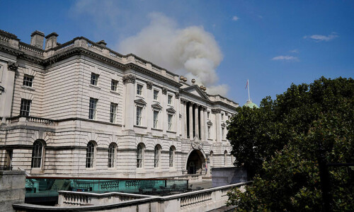 Around 100 firefighters tackle blaze at London’s Somerset House Around 100 firefighters tackle blaze at London’s Somerset House
