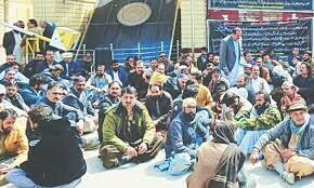 Varsity employees in Balochistan hold protest for salary payment Varsity employees in Balochistan hold protest for salary payment