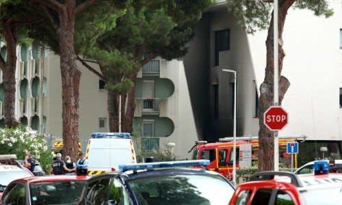 Explosion outside synagogue in southern France injures police officer