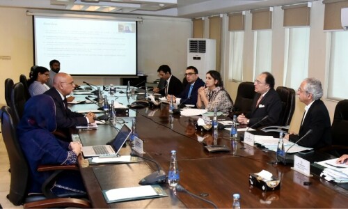 Aurangzeb mulls incentives to attract foreign direct investment Aurangzeb mulls incentives to attract foreign direct investment