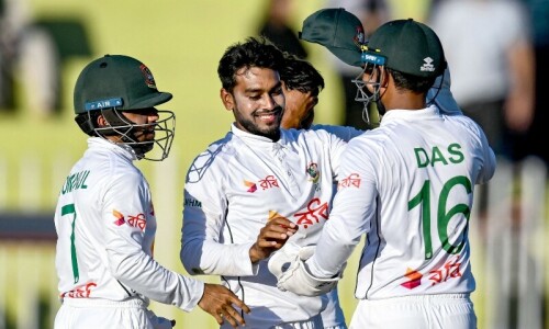 Mehidy&rsquo;s 5 wickets give Bangladesh 2nd Test edge over Pakistan
