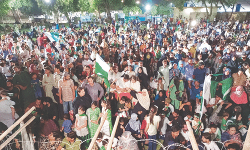 Citizens throng Karachi&rsquo;s streets to celebrate August 14