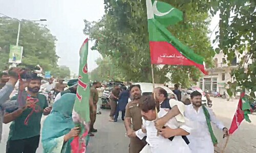 Police, PTI leaders clash in Lahore during Independence Day rallies