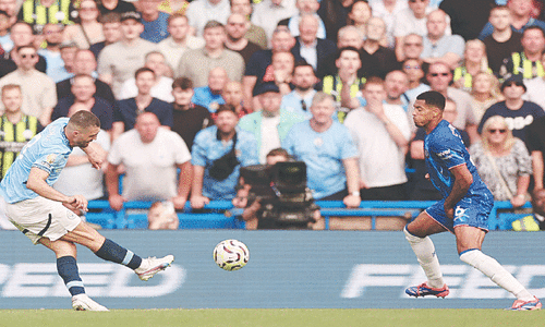 City beat Chelsea to start EPL title defence
