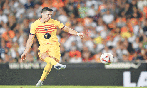 Lewandowski double as Barcelona fight back to beat Valencia