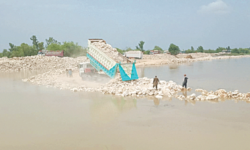 Most vulnerable Moria Loop Bund strengthened to save Larkana, other cities