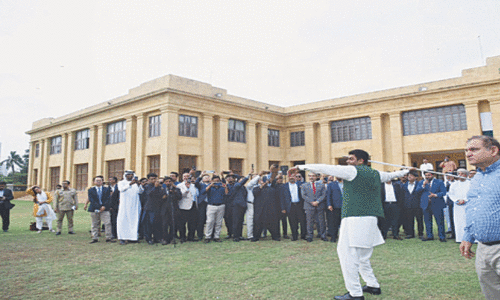 Sindh&rsquo;s governor calls for empowered LG system to resolve Karachi issues