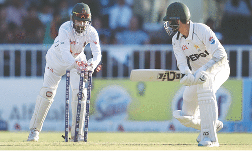 Mehidy bags five as Bangladesh dismiss Pakistan for 274