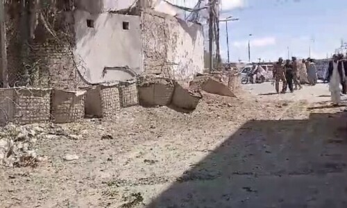 2 injured in grenade attack on Quetta security checkpoint: police 2 injured in grenade attack on Quetta security checkpoint: police