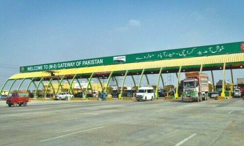 Passer-by killed in crossfire at Karachi Superhighway