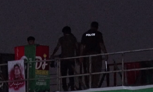 Anti-climactic end to PTI’s Lahore power show as police clear stage, lights go out after 6pm deadline Anti-climactic end to PTI’s Lahore power show as police clear stage, lights go out after 6pm deadline