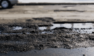 Karachi’s holey roads Karachi’s holey roads