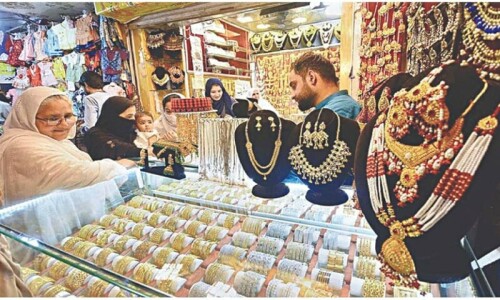 Gold hits Rs275,500 per tola amid economic uncertainty