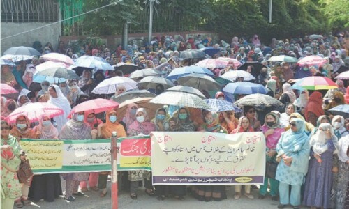 Punjab teachers stage sit-in outside Civil Secretariat Punjab teachers stage sit-in outside Civil Secretariat