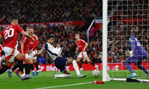 Tottenham beat 10-man United to up pressure on Ten Hag
