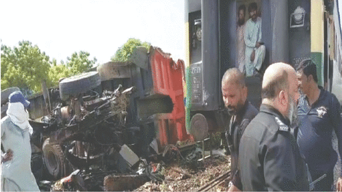 Shalimar Express escapes disaster near Nawabshah
