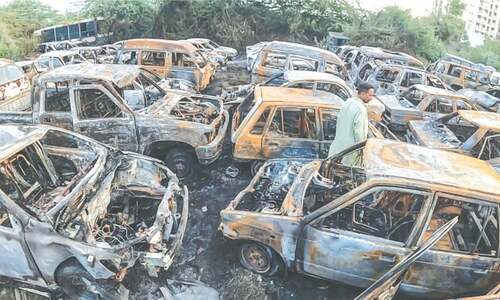 Dozens of govt cars gutted in Karachi&rsquo;s Clifton Nazarat fire