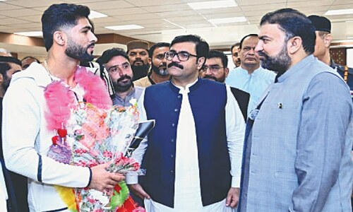 Karate champion Shahzaib Rind gets hero’s welcome in Quetta Karate champion Shahzaib Rind gets hero’s welcome in Quetta