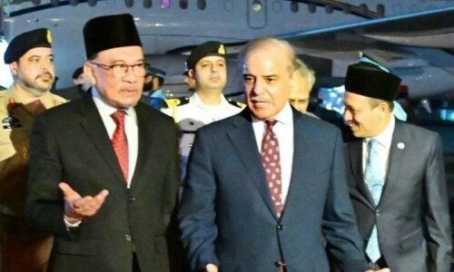 PM Shehbaz welcomes Malaysian PM to Pakistan on 3-day visit PM Shehbaz welcomes Malaysian PM to Pakistan on 3-day visit