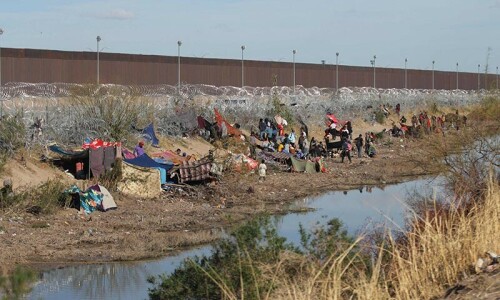 Six migrants killed by Mexican soldiers during highway chase