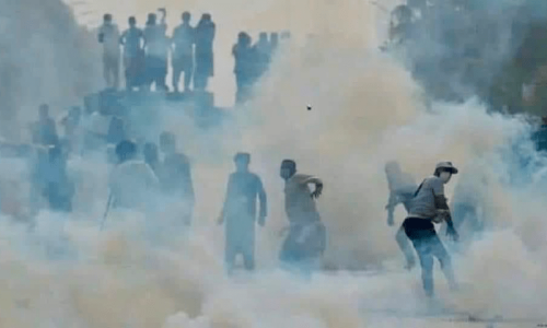 Protesting PTI workers reach Minar-i-Pakistan