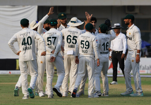 England 96-1 in 1st Test after Salman&rsquo;s century lifts Pakistan to 556