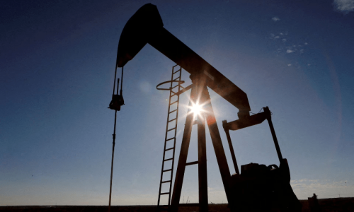 Oil jumps 4pc on US storm